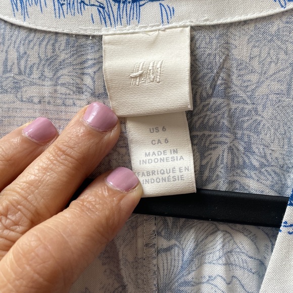 *SOLD* New H&M flowy shirt dress, gorgeous blue and white print - Picture 5 of 6
